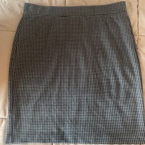 Loft black and grey houndstooth skirt.